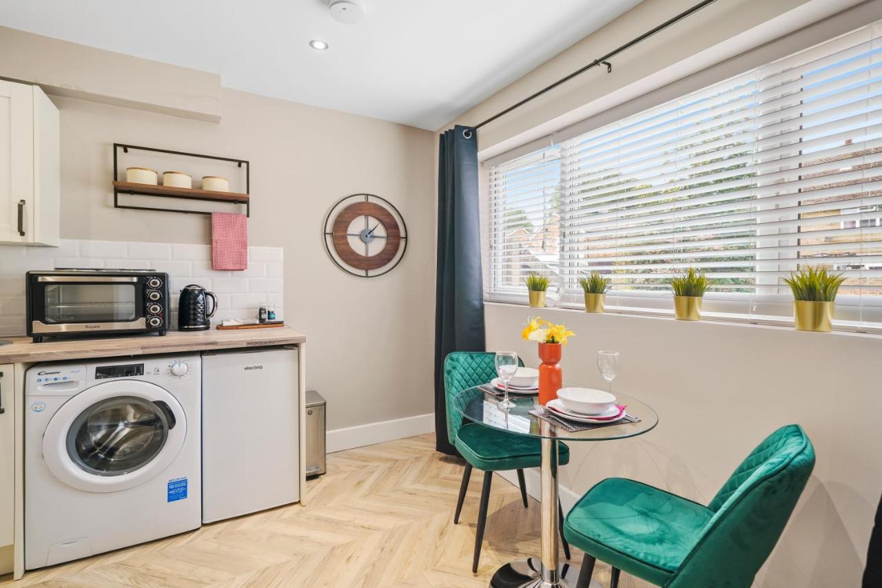 Stunning Heathrow Studios - Parking - Garden Londres Exterior foto