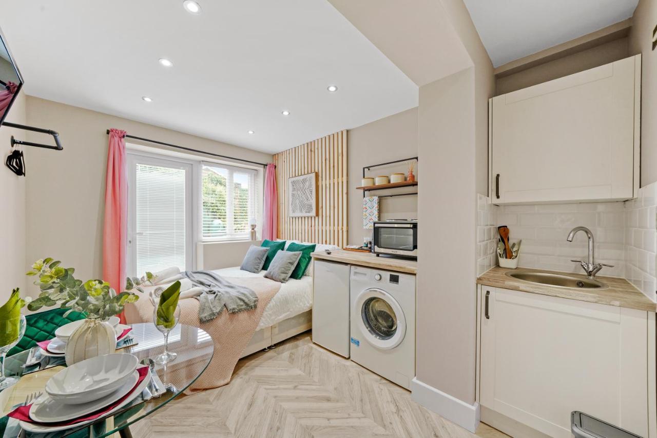 Stunning Heathrow Studios - Parking - Garden Londres Exterior foto