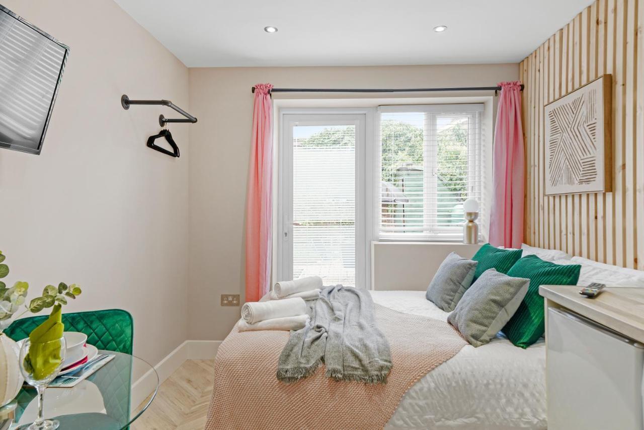 Stunning Heathrow Studios - Parking - Garden Londres Exterior foto