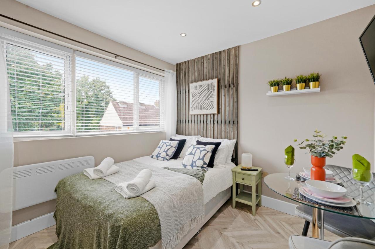Stunning Heathrow Studios - Parking - Garden Londres Exterior foto